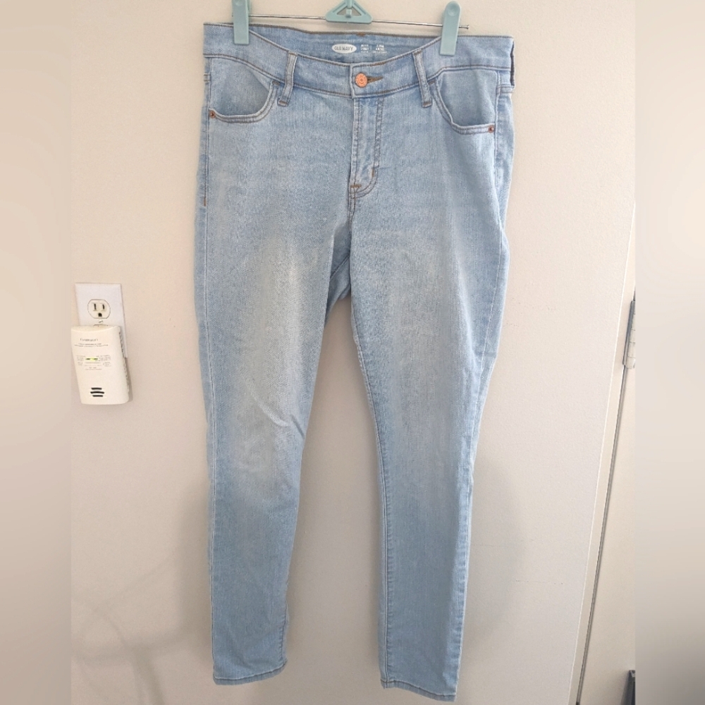Light wash skinny mid rise jeans size 8